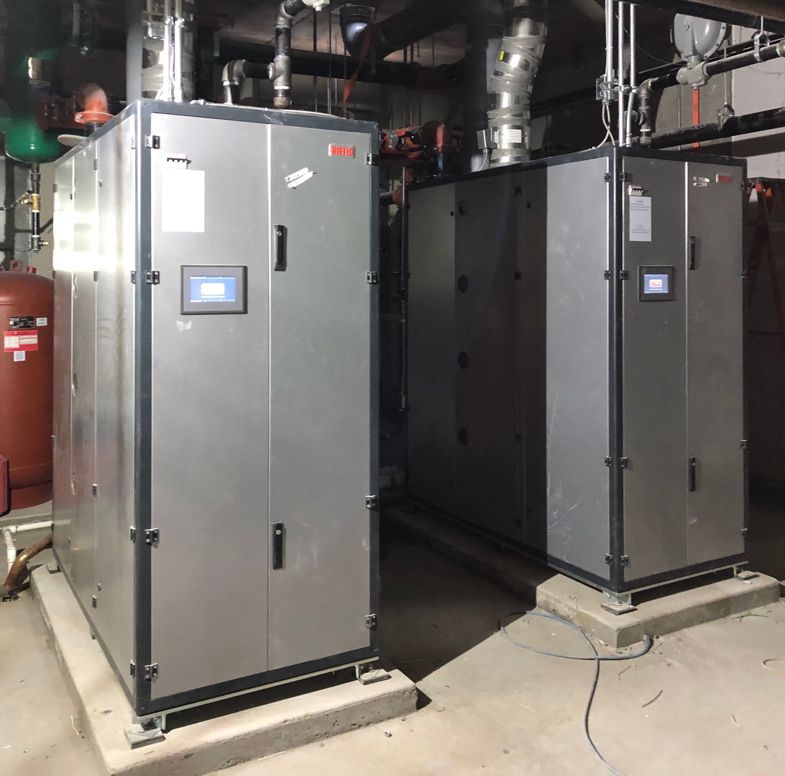 Hub-C 28 floor, 351 suite
residential tower.
2x AR-4000 Riello ARRAY™ Boilers 80:1
Plant Turndown.